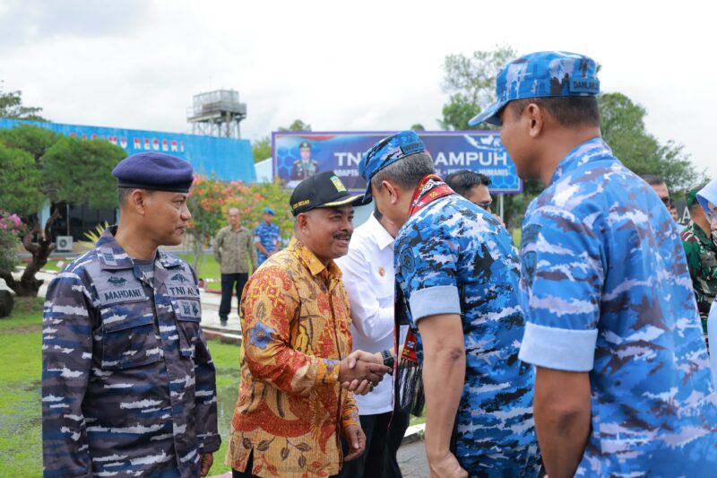 Asisten II Sekdakab Aceh Besar H. M Ali S.Sos MSi, menyambut kedatangan Panglima Komando Operasi Udara I (Pangkoopsud I), Marsda TNI Muhammad Nurdin, di Lanud Iskandar Muda Blang Bintang, Aceh Besar, Sabtu (22/02/2025). Foto: Dok. MC Aceh Besar