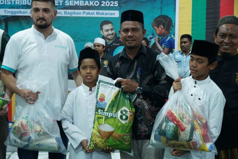 Kepala Dinas Pendidikan Dayah Aceh Besar Abu Bakar S.Ag menyalurkan 550 paket sembako untuk Pesantren HPAIC Aceh di Paya Keureuleh Kecamatan Lembah Seulawah, Sabtu (21/2/2025). Foto: Dok. MC Aceh Besar