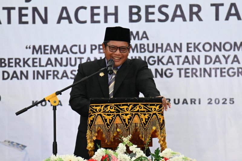 Plt Sekdakab Aceh Besar Bahrul Jamil SSos MSi memberi sambutan sekaligus membuka Musrenbang RKPD Aceh Besar Tahun 2026 di SKB Kota Jantho Aceh Besar, Senin (24/02/2025). Foto: Dok. MC Aceh Besar