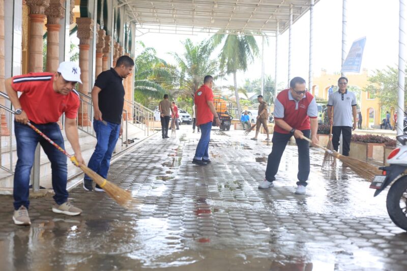 Sejumlah ASN Pemerintah Kabupaten Aceh Utara mulai hari ini, Selasa 25 sampai dengan Kamis 27 Febuari 2025, menggelegar gotong royong massal di sejumlah titik dalam rangka menyambut bulan suci Ramadan 1446 Hijriah serta mendukung program 100 hari kerja Bupati dan Wakil Bupati. (Foto: NOA.co.id/IST).