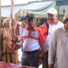 Sekretaris Daerah (Sekda) Aceh Utara, Dr. A Murtala, M.Si, bersama rombongan melakukan peninjauan ke Pasar Kota Lhoksukon, Kecamatan Lhoksukon, menjelang meugang (tradisi Aceh) dalam rangka menyambut bulan suci Ramadan, Selasa (25/2/2025). (Foto: NOA.co.id/IST).