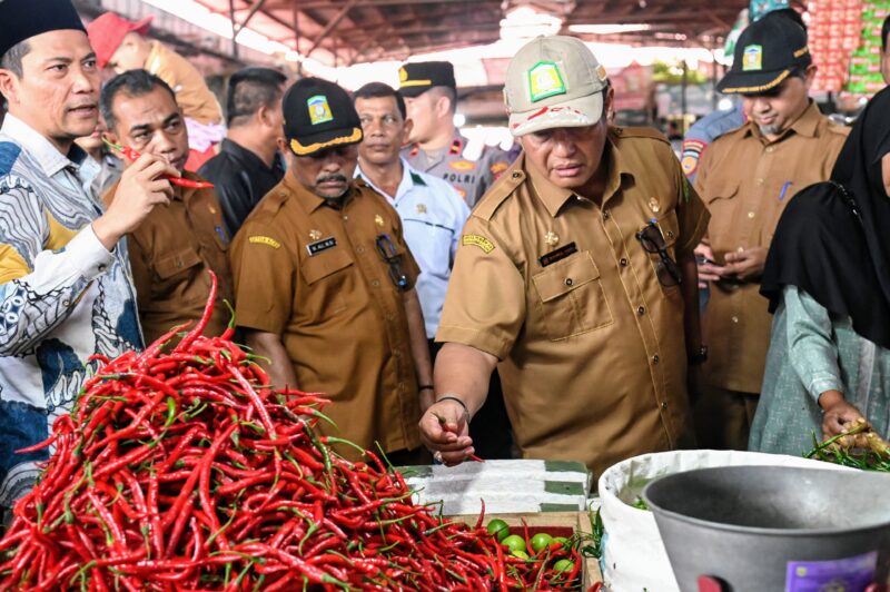 Plt Sekdakab Aceh Besar Bahrul Jamil SSos MSi bersama sejumlah Kepala OPD terkait saat memantau harga daging sapi dan ayam menjelang bulan suci Ramdhan 1446 H di Pasar Induk Lambaro, Kecamatan Ingin Jaya, Aceh Besar, Selasa (5/02/2025). Foto: Dok. MC Aceh Besar