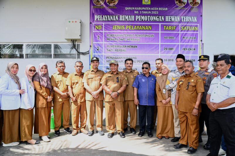 Plt Sekdakab Aceh Besar Bahrul Jamil SSos MSi bersama sejumlah Kepala OPD terkait saat tinjau Rumah Potong Hewan (RPH) di Lambaro, Kecamatan Ingin Jaya, Aceh Besar, Selasa(5/02/2025). Foto: Dok. MC Aceh Besar