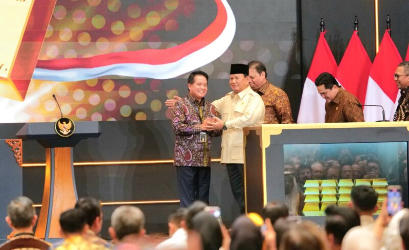 Layanan Bank Emas diresmikan oleh Presiden Republik Indonesia Prabowo Subianto (tengah) didampingi Direktur Utama BSI Hery Gunardi (kiri), Menteri Koordinator Bidang Perekonomian Airlangga Hartanto (dua dari kiri), Menteri BUMN Erick Thohir (empat dari kiri) dan Direktur Utama PT Pegadaian Damar Latri Setiawan (paling kanan). Foto: Dok. BSI Aceh