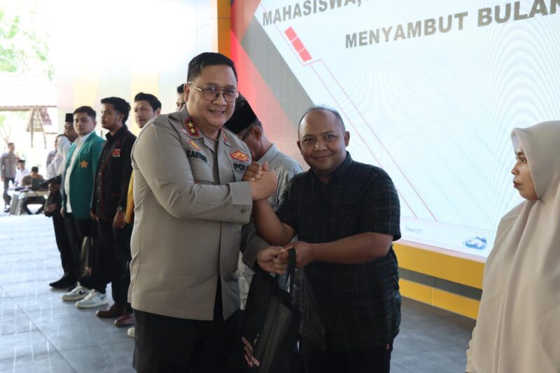 Kapolda Aceh Serahkan 3.450 Paket Sembako dan Daging Meugang dalam Baksos Polri Presisi. Foto: Dok. Ist