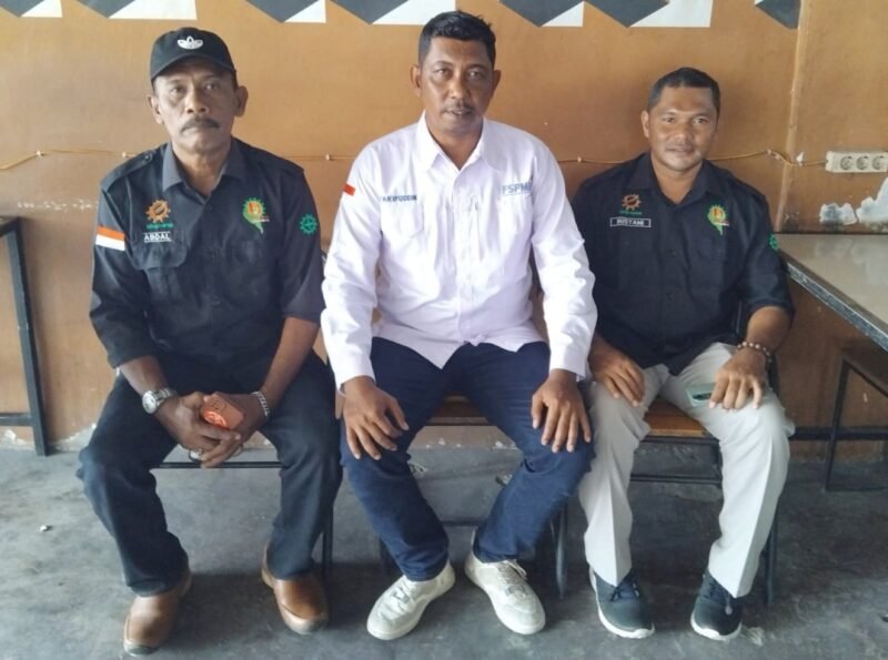 Ketua SPEE-FSPMI Kabupaten Pidie, Syarifuddin (tengah) saat foto bersama, Senin (24/2/2025) (Foto.Amir Sagit.NOA.co.id).