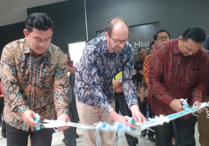 Pj Wali Kota Banda Aceh, Almuniza Kamal (Pertama Kiri) Bersama Direktur Pusat Informasi Perserikatan Bangsa-Bangsa (UNIC) Miklos Gaspar (Tengah) saat membuka pameran foto permanen mengenang ketangguhan masyarakat Aceh di Museum Tsunami, Banda Aceh, Kamis (6/2/2025). (Foto : Farid Ismullah/NOA.co.id).