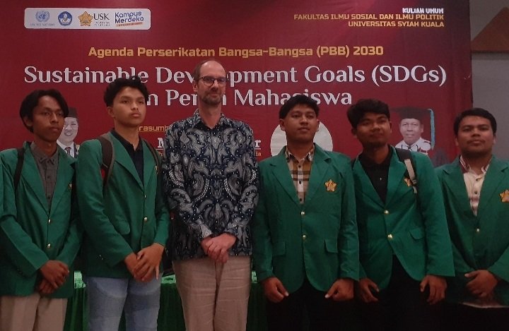 Direktur United Nations Information Centre, Miklos Gaspar (Tengah) Seusai memberikan kuliah umum 