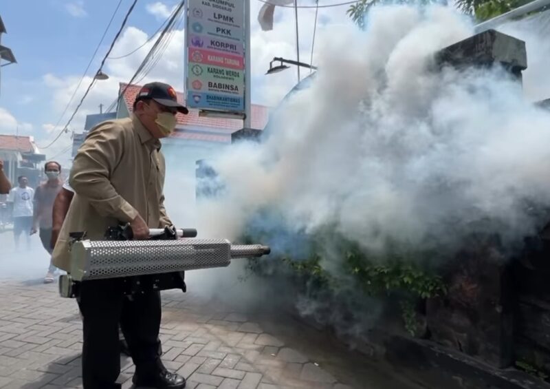 Anggota DPR RI Bambang Haryo Soekartono (BHS) saat melakukan fogging. (Foto: tangkapan layar).