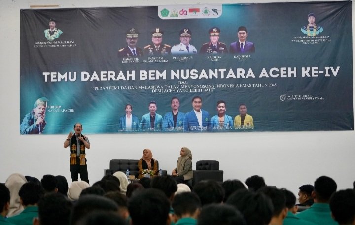 Kepala Kantor Wilayah Kemenkum Aceh, Meurah Budiman saat menjadi narasumber temu BEM Daerah Nusantara Aceh ke-IV di Universitas Abulyatama, Aceh Besar, Senin (10/2/2025). (Foto : Farid Ismullah/NOA.co.id).