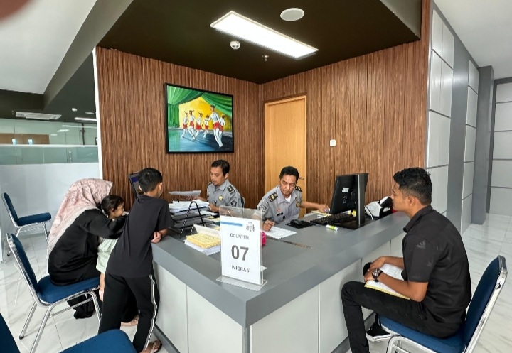 Petugas Kantor Imigrasi Kelas I TPI Banda Aceh Saat memberikan pelayanan keimigrasian kepada masyarakat, Banda Aceh, Selasa (11/2/2025). (Foto : Humas Kanim Banda Aceh).