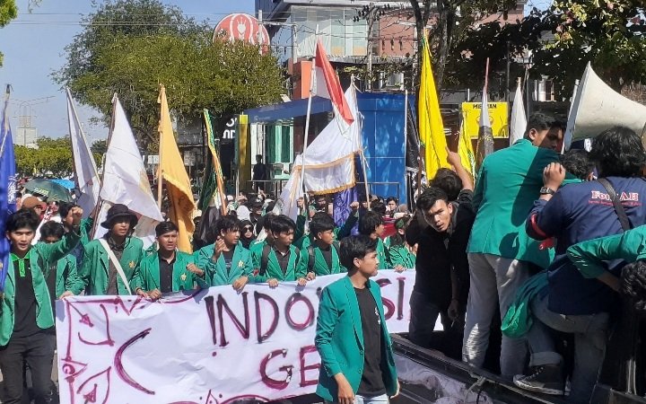 Ribuan mahasiswa Universitas Syiah Kuala tergabung dalam aksi “Indonesia Gelap” menggelar demonstrasi di depan kantor Dewan Perwakilan Rakyat Aceh, Banda Aceh, Rabu (19/2/2025). (Foto : Farid Ismullah/NOA.co.id).