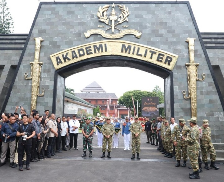 Muhammad Tito Karnavian (Tengah) Saat menyambut kedatangan para kepala daerah di Akademi Militer (Akmil), Kota Magelang, Jawa Tengah, Jumat (21/2/2025). (Foto : Puspen Kemendagri).