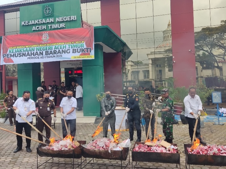 Pemusnahan barang bukti rokok ilegal di halaman kantor Kejaksaan Aceh Timur, Rabu (26/2/2025).(Foto : DJBC Aceh).