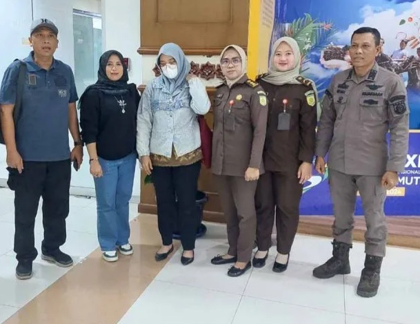 Terpidana khalwat (Tengah) ditangkap setelah sembilan tahun jadi buronan tiba di Banda Aceh, Kamis (20/2/2025). (Foto :Dok Kejari Banda Aceh).