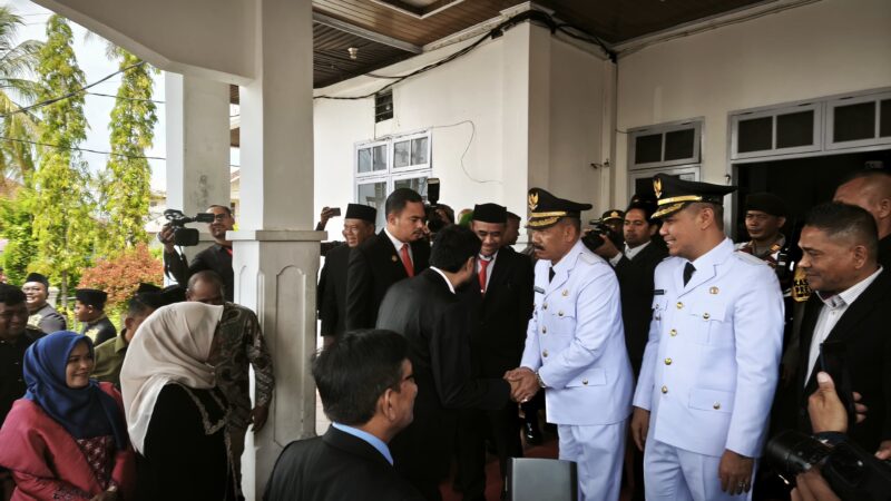 Bupati dan Wakil Bupati Pidie, Sarjani Abdullah-Alzaizi menjelang pelantikan di Gedung DPRK setempet, Selasa (18/2/2025) (Foto.Amir Sagit.NOA.co.id).
