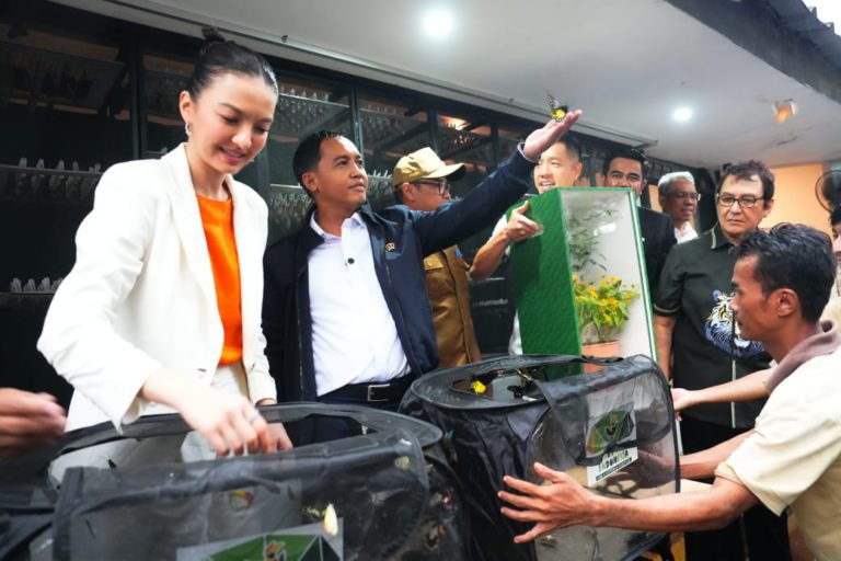Menteri Kehutanan,  Raja Juli Antoni (Kedua Kiri) saat  meresmikan Aviary Park Indonesia Bird & Butterfly Sanctuary di Bintaro, Tangerang Selatan, Kamis (27/2/2025). (Foto : Humas kemenhut).