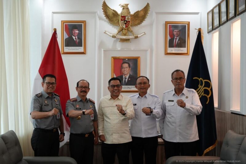 Kepala Kantor Wilayah Kementerian Hukum  Aceh, Meurah Budiman (Kedua Kiri) saat menerima kunjungan kerja anggota Komisi XIII DPR RI, H.T. Ibrahim di Ruang Corpu Kemenkum Aceh, Banda Aceh, Senin (3/3/2025). (Foto : NOA.co.id/HO-Humas Kemenkum Aceh).