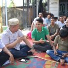 Bupati Aceh Utara Ismail A. Jalil SE, bersama Ketua TP-PKK, Ny. Musliana, mengunjungi rumah duka almarhum Hasfiani di Gampong Uteun Geulinggang, Kecamatan Dewantara, Rabu (19/3/2025). (Foto: NOA.co.id/IST).
