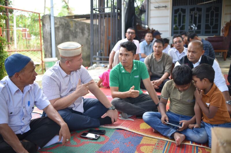 Bupati Aceh Utara Ismail A. Jalil SE, bersama Ketua TP-PKK, Ny. Musliana, mengunjungi rumah duka almarhum Hasfiani di Gampong Uteun Geulinggang, Kecamatan Dewantara, Rabu (19/3/2025). (Foto: NOA.co.id/IST).