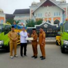 Sekda Aceh Utara, Dr A Murtala, MSi, menerima dua unit mobil tangki pengangkut lumpur tinja, diserahkan Satker P2P Provinsi Aceh, di halaman Kantor Bupati Aceh Utara di Landing, Kecamatan Lhoksu (Foto: NOA.co.id/IST).