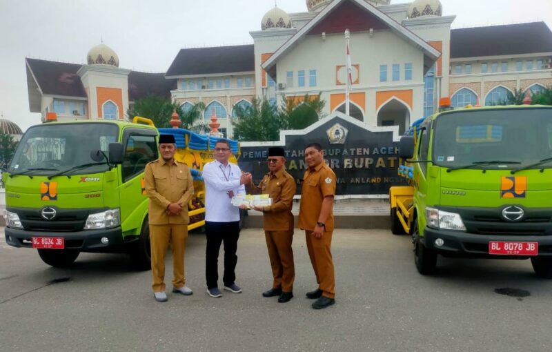 Sekda Aceh Utara, Dr A Murtala, MSi, menerima dua unit mobil tangki pengangkut lumpur tinja, diserahkan Satker P2P Provinsi Aceh, di halaman Kantor Bupati Aceh Utara di Landing, Kecamatan Lhoksu (Foto: NOA.co.id/IST).