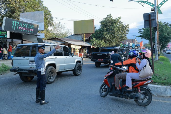 Dinas Perhubungan (Dishub) Aceh Besar melakukan pengaturan lalu lintas di kawasan Lambaro, Kecamatan Ingin Jaya, Kabupaten Aceh Besar, Senin (3/3/2025).