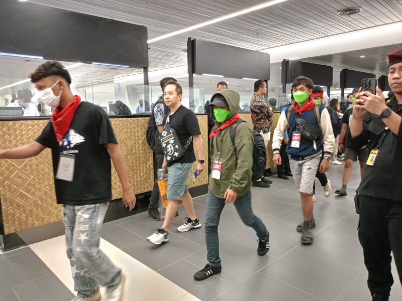 84 Warga Negara Indonesia Bermasalah (WNIB) terduga Korban TPPO yang bekerja di Sektor Online Scamming di Myanmar tiba di Bandara Bandara Soekarno-Hatta, Jumat Malam (28/2/2025). (Foto : NOA.co.id/HO-Kemlu RI).