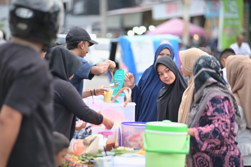Para pembeli berburu takjil pada puasa pertama bulan ramadhan 1446 H dipasar Ketapang Kecamatan Darul Imarah, Aceh Besar, Sabtu (1/3/2025) sore. Foto: Dok. MC Aceh Besar