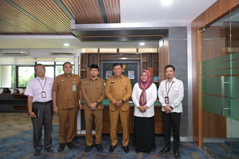Plt Sekda Aceh, Drs. Alhudri MM., menerima kunjungan Kepala Perwakilan BKKBN Provinsi Aceh, Safrina Salim, di Ruang Rapat Sekda Aceh. Dalam pertemuan tersebut, juga hadir Kepala Biro Administrasi Pimpinan Setda Aceh, Akkar Arafat dan Kepala Biro Keistimewaan Aceh dan Kesejahteraan Rakyat Setda Aceh, Yusrizal. Foto: Dok. Humas Prokopim Setda Aceh