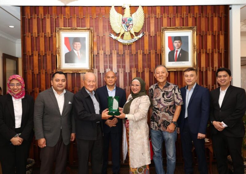 Konjen RI Penang, Wanton Saragih (Tengah ) Seusai penandatanganan Surat Konfirmasi Pemesanan (SKP) lahan oleh Thong Guan Industries Bhd di Wisma Indonesia Penang, Malaysia, Senin (3/3/2025). (Foto : NOA.co.id/HO Penang).