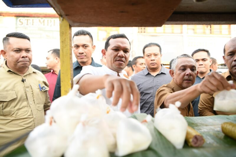 Wakil Gubernur Aceh Fadhlullah didampingi sejumlah Kepala Satuan Kerja Perangkat Aceh, berbelanja takjil di Pasar Ramadhan Cemerlang, yang berada di kawasan jalan Garuda, Selasa (4/3/2025) sore. Foto: Dok. Humas Prokopim Setda Aceh