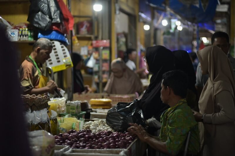 Seorang pembeli menawar harga bawang kepada penjual di Pasar Ketapang, Kecamatan Darul Imarah, Aceh Besar, Selasa (4/2/2025). Foto: Dok. MC Aceh Besar