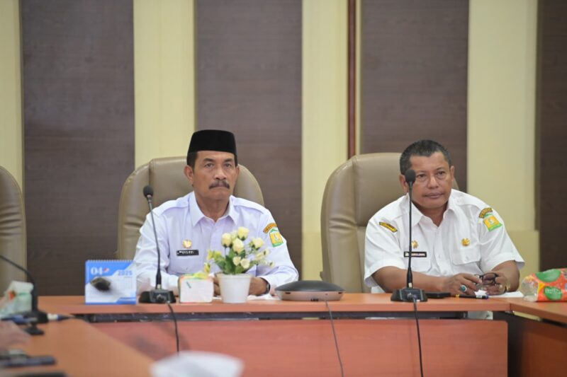 Wakil Bupati Aceh Besar Drs Syukri A Jalil didampingi Plt. Sekretaris Daerah Bahrul Jamil S.Sos M.Si mengikuti Peluncuran MCP KPK 2025 secara daring dari Aula Sanusi Wahab, Kantor Bupati Aceh Besar, Kota Jantho, Rabu (05/03/2025). Foto: Dok. MC Aceh Besar