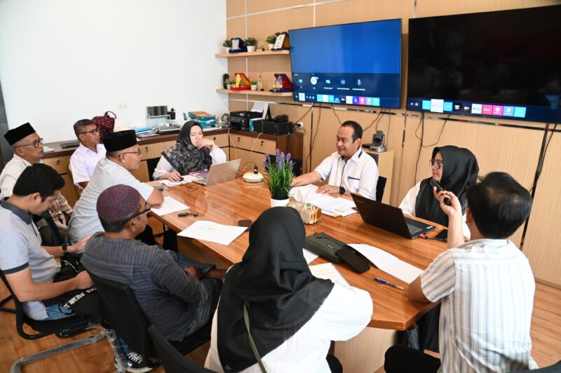 Kadiskominfo Aceh Besar, Khairul Huda bersama sejumlah peserta melakukan Desk Pembahasan Perubahan Renja OPD Tahun 2025 di Aula Bappeda Aceh Besar, Kota Jantho, Rabu (05/03/2025). Foto: Dok. MC Aceh Besar