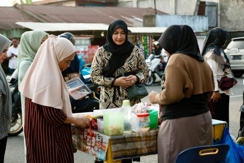 Marlina Muzakir, Ketua TP PKK Aceh, berbaur dengan warga saat berburu takjil di Jalan Syiah Kuala, Lamdingin, Banda Aceh, Rabu (5/3/2025). Foto: Dok. Humas Prokopim Setda Aceh