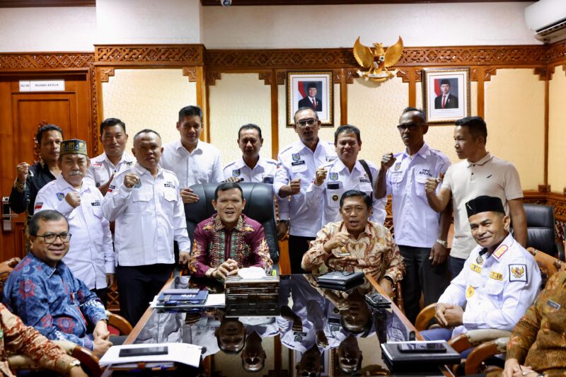Wakil Gubernur Aceh, H. Fadhlullah, S.E., didampingi Plt Sekda Aceh, Drs. Alhudri, M.M, serta Asisten I Sekda Aceh, Azwardi AP, M.Si., menerima audiensi para Ketua DPC Asosiasi Pemerintah Desa seluruh Indonesia (Apdesi) Kabupaten/Kota se Aceh, di ruang kerja Wakil Gubernur Aceh, Kamis (6/3/2025). Foto: Prokopim Setda Aceh
