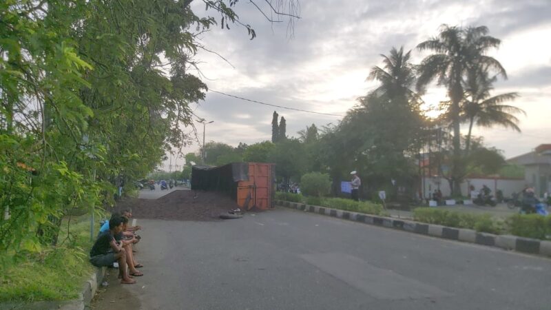 Truk Terguling di Simpang Dodik, Muatan Sawit Brondol Tumpah Ruah ke Jalan. Foto: Humas Polresta Banda Aceh