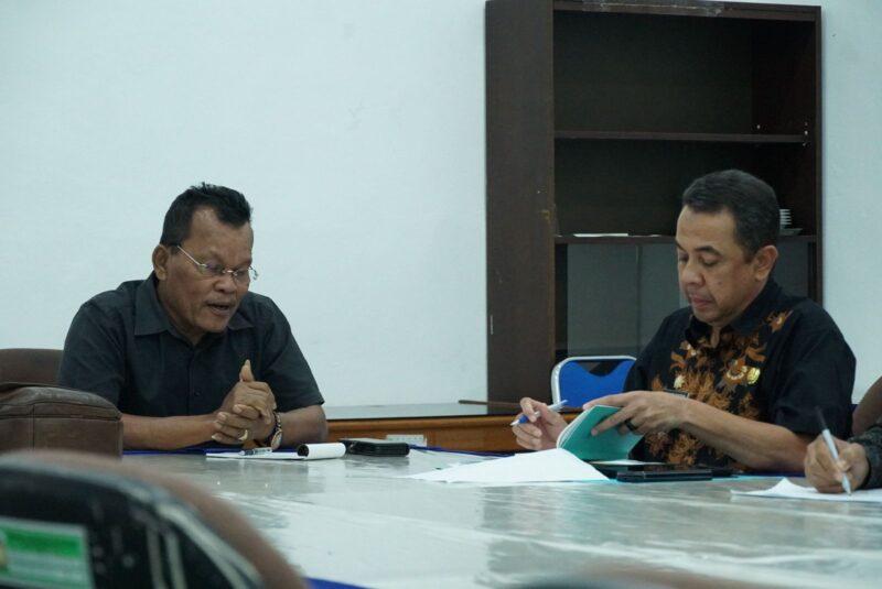 Kepala Dinas Kependudukan dan Pencatatan Sipil. Rahmad Sentosa, S.Sos, M.AP saat melakukan Desk Pembahasan Perubahan Renja OPD Tahun 2025 di Aula Bappeda Aceh Besar, Kota Jantho, Kamis (06/03/2025). Foto: Dok. MC Aceh Besar