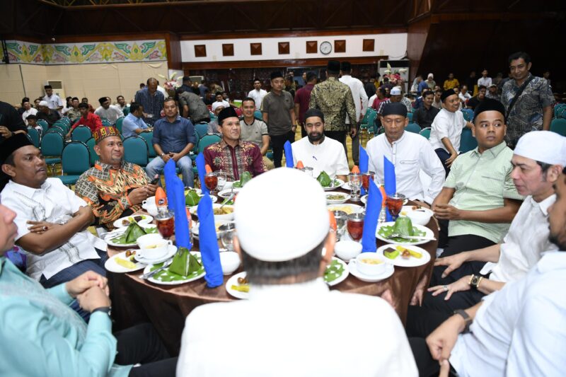Gubernur Aceh, H. Muzakir Manaf, didampingi Wakil Gubernur Aceh, Fadhlullah SE lakukan buka puasa bersama dan silaturahmi bersama partai Koalisi di Anjong Mon Mata komplek pendopo Gubernur Aceh, kamis, (06/03/2025). Foto: Dok. Prokopim Setda Aceh