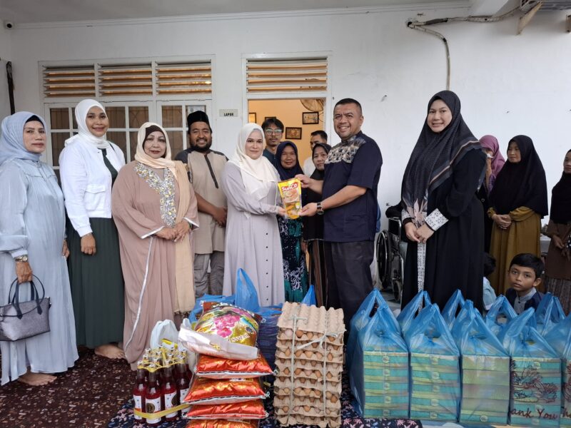 Istri Wakil Gubernur Aceh, Mukarramah, membagikan takjil buka puasa dan sembako untuk pasien yang tinggal di Rumah Singgah Blood For Life Foundation di Lampriet Banda Aceh, Jumat (7/3/2025). Foto: Dok. Prokopim Setda Aceh