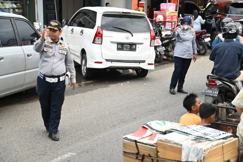 Petugas Dishub Aceh Besar mengatur kendaraan lalu lintas di kawasan Lambaro, Kecamatan Ingin Jaya, Aceh Besar, Jumat (7/3/2025) sore. Foto: Dok. MC Aceh Besar