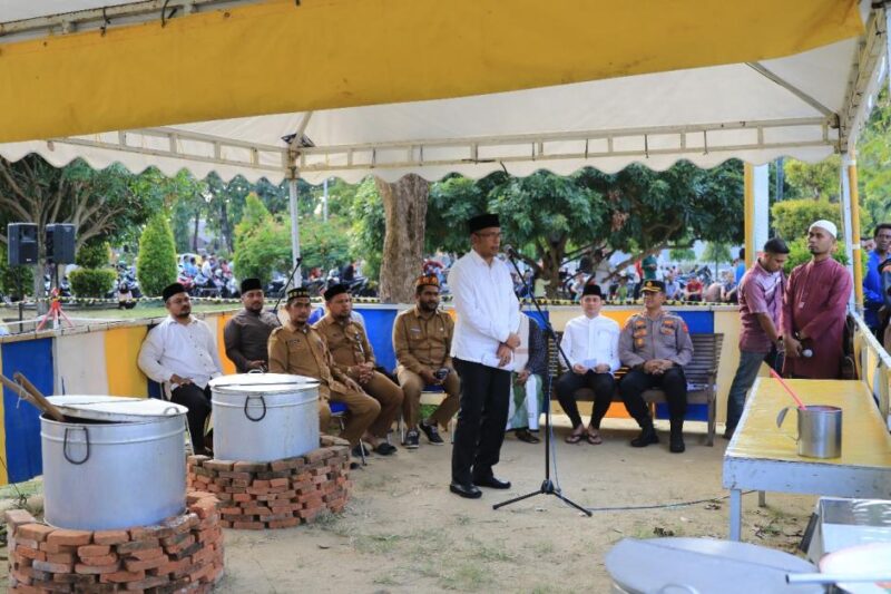 Wakil Wali Kota Lhokseumawe Secara Resmi Membuka Pembagian Kanji Rumbi gratis di halaman Masjid Agung Islamic Center. Foto: ist