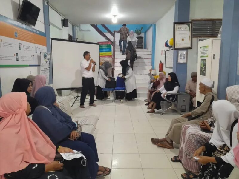 Managemen Rumah Sakit Umum Daerah (RSUD) Kabupaten Aceh Besar memberikan sosialisasi mengenai Mobile JKN kepada pasien poliklinik di RSUD Aceh Besar, Indrapuri, Jumat (07/03/2025). Foto: Dok. MC Aceh Besar