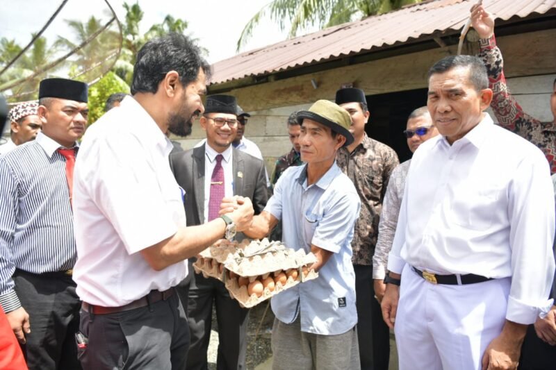 Gubernur Aceh, Muzakir Manaf Bersama Bupati Simeulue, Mohammad Nasrun memverifikasi langsung penerima Rumah Layak Huni kepada Bapak Rafidin Sekaligus menyerahkan bingkisan, digampong Simpang Abail, Teupah Tengah, Kabupaten Simeulue, Sabtu, (08/03/2025). Foto: Dok. Prokopim Setda Aceh