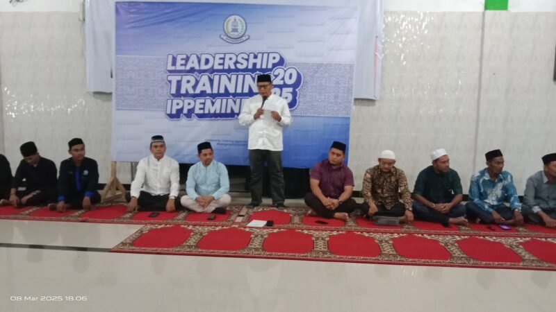 Plt Sekda Aceh Besar Bahrul Jamil S.Sos M.Si secara resmi membuka Pelatihan Kepemimpinan Ikatan Pemuda Pelajar dan Mahasiswa Indrapuri (IPPEMINDRA) di Aula MTsN 1, Indrapuri, Sabtu (08/03/2025). Foto: Dok. MC Aceh Besar