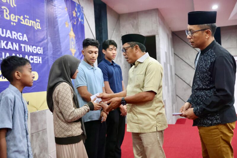 Plt Sekda Aceh, Drs. Alhudri, M.M, memberi arahan dalam silaturahmi, buka puasa bersama serta menyantuni anak yatim keluarga besar Ikatan Alumni Pendidikan Tinggi Kepamongprajaan (IKAPTK) Aceh, di Aula Gedung Perpustakaan Aceh, Banda Aceh, Sabtu (08/03/2025). Foto: Dok. Prokopim Setda Aceh