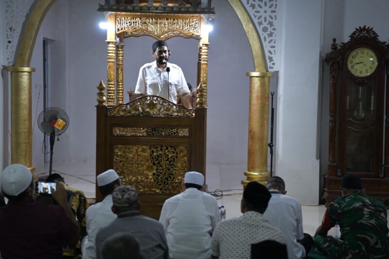 Gubernur Aceh, Muzakir Manaf saat Memberikan Ceramah Ramadhan Pada Kegiatan Safari Ramadhan 1446 H/2025 M di Masjid AN. NUR Kecamatan Simeulue Timur, Kabupaten Simeulue, Sabtu  (08/03/2025). Foto: Dok. Prokopim Setda Aceh