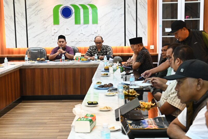 Kepala Bappeda Aceh Besar Rahmawati SPd MSi menyampaikan Agenda Pembahasan LKPJ Tahun 2024 di Ruang Rapat PDAM Tirta Mountala, Kecamatan Ingin Jaya, Aceh Besar, Sabtu (08/03/2025) malam. Foto: Dok. MC Aceh Besar