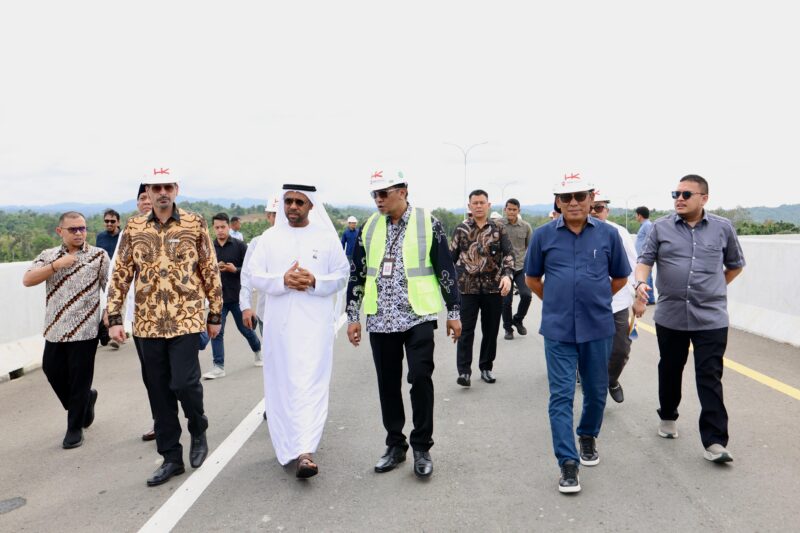 Plt Sekda Aceh, Drs. Alhudri, M.M, bersama Duta Besar Uni Emirat Arab (UEA) Untuk Republik Indonesia, H.E.Abdulla Salem Al Dhaheri, dan rombongan. meninjau ruas Tol Sigli - Banda Aceh seksi Padang Tiji- Seulimum, Minggu (9/3/2025). Foto: Dok. Prokopim Setda Aceh